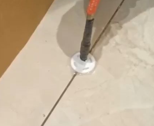宁洱瓷砖空鼓维修公司专业解答瓷砖在铺贴过程中，如果没有涂抹均匀到位的粘结材料（如水泥砂浆或瓷砖胶），可能会导致以下问题